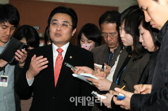 [포토]전병헌 `원내대표 경선 출마합니다`