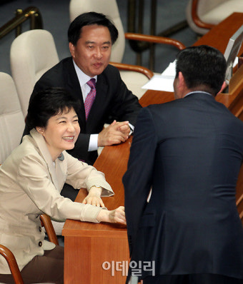 [포토]인사 나누는 박근혜-홍정욱
