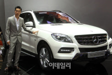 [포토]벤츠 M-Class 디자인 콘셉트 설명하는 휴버트리
