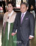 [포토]이건희 회장-홍라희 여사 `두 손 맞잡고 호암식 참석`