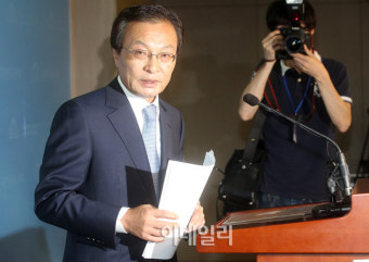 [포토]방송사 인터뷰에 화난 이해찬 상임고문