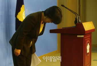 [포토]인사하는 심상정 의원