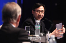 [포토]"흥미롭군요"..좌장으로 참석한 김동재 교수