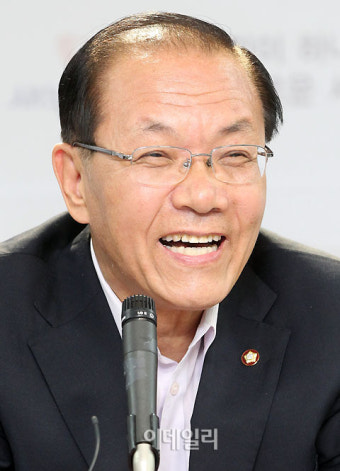 [포토]밝은 표정의 황우여 대표