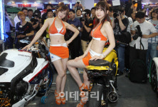 [포토]2012 서울오토살롱 `미녀와 함께`