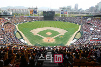역대 최소경기 500만 관중 눈앞