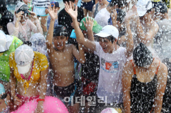 [포토]폭염 날리는 시원한 물폭탄