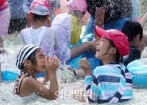 [포토]폭염에 수영장 찾은 어린이들