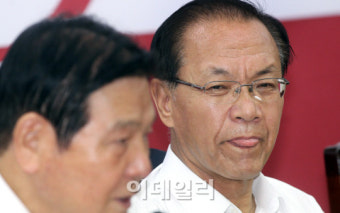 [포토]황우여 대표 '오늘 정말 덥네요'