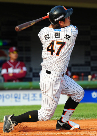 '강민호 4타점' 롯데 5연승 질주..SK와 3게임차