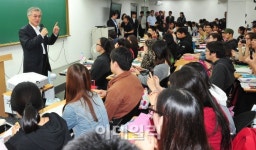 [포토]취업학원 찾은 문재인 후보