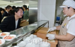 [포토]대학교 구내식당 찾은 안철수