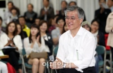 [포토]수험번호 1219 미소짓는 문재인 후보