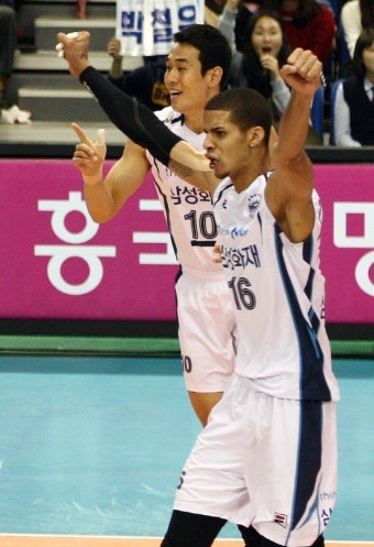 '레오 33점' 삼성화재, 대한항공에 극적인 풀세트 역전승