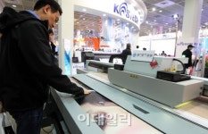[포토]대형 인쇄기 살펴보는 관계자들