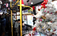 [포토]471번 버스는 크리스마스 트리를 품고~