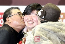 [포토]부모님께 뽀뽀받는 장미란