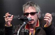 [포토]질문에 답하는 레오스 카락스 감독