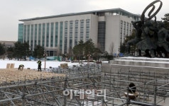 [포토]대통령 취임식 무대 설치 공사로 분주한 국회 본청 앞