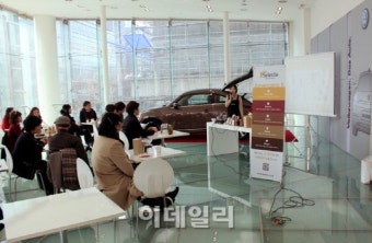[포토] 자동차 전시장에 퍼지는 커피향