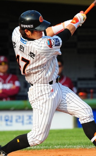 '강민호 투런포' 롯데, 16안타로 LG 완파...타격부진 마감