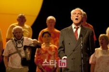 [씨네리뷰]송포유, 늙은 노래의 위로