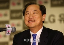 [포토]밝게 웃는 이상철 부회장