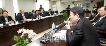 [포토]윤상직 장관 자동차 산업의 부흥을 위해 힘써주세요