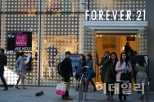 [르포]日·中 골든위크, 신사동 가로수길 가봤더니..