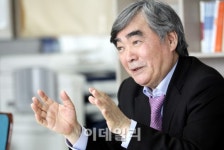 [인터뷰]최동호 교수 "마음을 움직이는 시..정지용 3부작 완성"