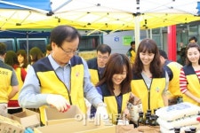 김철하 CJ제일제당 대표, 나눔선물세트 조립 봉사