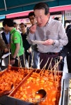 [포토]떡볶이 먹는 허창수 전경련 회장