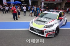 밀치고 들이받고.. 피 튀는 中 자동차 경주