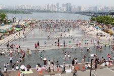 [포토]물놀이 시민들로 북적이는 여의도 물빛광장