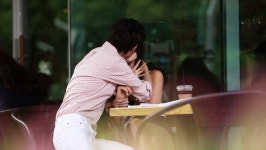 클라라 키스 포착, 강심장 키스男 누구?