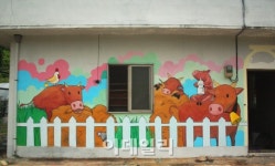 외양간 벽에 아기소가 건대 예술디자인대 농촌서 재능기부