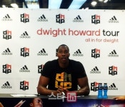 [포토] 팬들을 기다리고 있는 드와이트 하워드