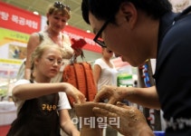 [포토]도자기 빚는 외국인 어린이