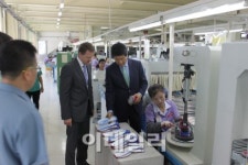 [포토]獨 바이어, 삼덕통상 개성공단 현지공장 방문