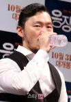 [포토]물 마시는 상남자 포스 양동근