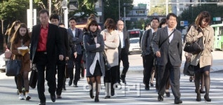 [포토]몸 움츠린 채 출근하는 시민들