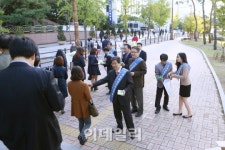 김선규 대한주택보증 사장이 길거리로 나간 사연은?