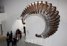 [포토]시선 사로잡는 최우람의 '오르페투스 루눌라 움브라'