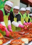 [포토]김장 담그는 도성환 사장과 황우여 대표