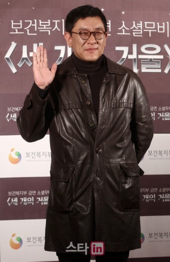 [포토]포즈 취하는 이지승 감독