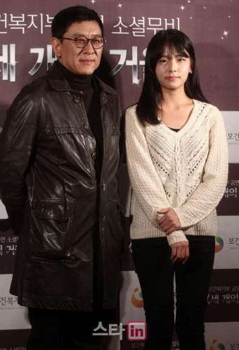 [포토]포즈 취하는 이지승 감독과 이새봄