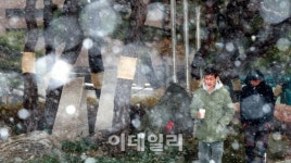 [포토]함박눈 내리는 서울, 커피 한잔의 여유
