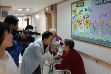 진주박안과 박창열 원장, 반도노인요양원서 작은 음악회