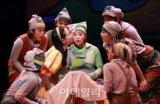 [포토]백설공주에게 뽀뽀 받는 난장이