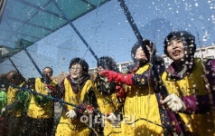[포토]주민들과 새봄맞이 대청소 나선 서초구